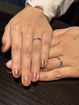 【ケイウノ ブライダル(K.UNO BRIDAL)の口コミ】 彼の方はゴールドのラインをいれ、
私は色を入れず、石を3石いれました。
…