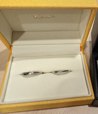 【ケイウノ ブライダル(K.UNO BRIDAL)の口コミ】 王道のストレートリングに見えて、側面が斜めに加工されているので、ちょ…