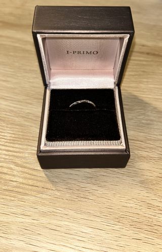 【アイプリモ(I-PRIMO)の口コミ】 ペルセウスのプラチナ指輪になります。両サイドにダイヤが付いており光に…