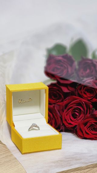 【ケイウノ ブライダル(K.UNO BRIDAL)の口コミ】 横から見たリボンのデザインが可愛くて気に入っています。彼女がピンクゴ…