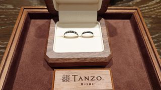 【TANZO.(鍛造指輪)の口コミ】 斜めヘアラインのデザインによって、マットな質感とツヤ感を両方楽しめる…