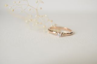 【CRAFY(クラフィ)の口コミ】 シンプルなデザインに惹かれて選びました。中央の3つのダイヤが上品に輝き…