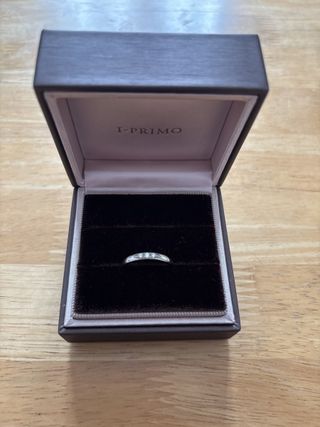 【アイプリモ(I-PRIMO)の口コミ】 ストレートでシンプルな王道デザインを探していました。
一粒ダイヤやメレ…