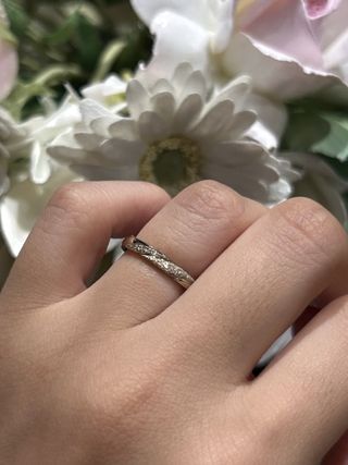 【TANZO.(鍛造指輪)の口コミ】 色はシャンパンゴールドに加え、スターダスト加工でキラキラに仕上げて頂…