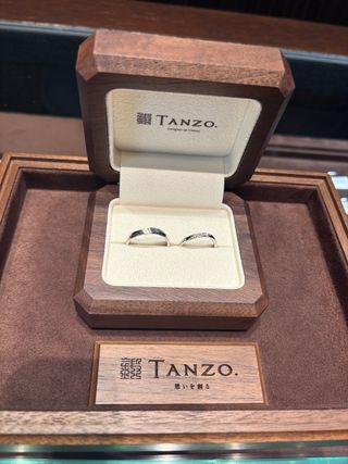 【TANZO.(鍛造指輪)の口コミ】 指が綺麗に見えるようにS字タイプを選びました。
ダイヤモンドも7石いれて…