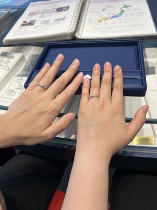 【銀座ダイヤモンドシライシの口コミ】 他にはないリングの形状と、控えめながらもキラキラ輝いてくれる石がつい…
