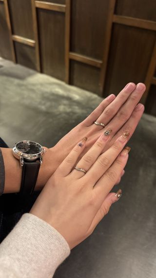 【ケイウノ ブライダル(K.UNO BRIDAL)の口コミ】 Vデザインで指が綺麗に見えるのでおすすめです。ゴールドも入っているので…