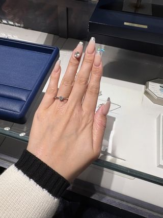 【銀座ダイヤモンドシライシの口コミ】 セミオーダーで彼がお願いしてくれていたため、今回はお石以外の部分を選…