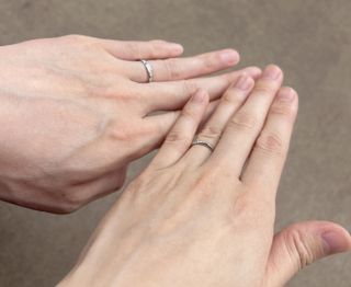 【アイプリモ(I-PRIMO)の口コミ】 ななめにさがるシルエットがとてもよく、細身でシンプルなのが良かったで…