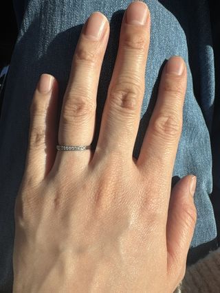 【アイプリモ(I-PRIMO)の口コミ】 プラチナの輝きとダイヤの輝きどちらも楽しめる指輪です。指輪の幅半分に…