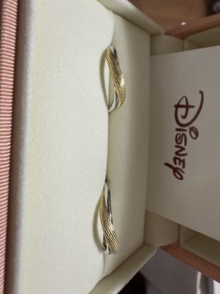 【ケイウノ ブライダル(K.UNO BRIDAL)の口コミ】 ペアでラプンツェルの髪の毛をモチーフにしたデザインです。普段はカジュ…