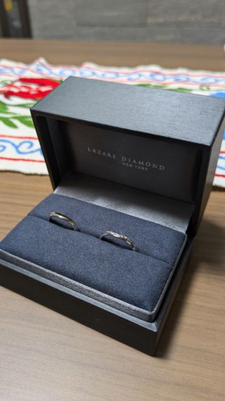 【ラザール ダイヤモンド(LAZARE DIAMOND)の口コミ】 私は、緩やかなV字のデザインと光りすぎない石の数、華やかさとシンプルさ…
