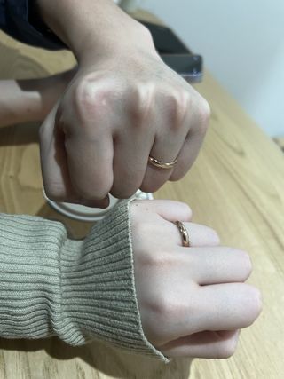 【出雲結(いずもゆい)の口コミ】 ピンクゴールドの色と、しめ縄のデザインに惹かれて選びました。手元をよ…