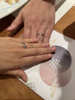 【銀座ダイヤモンドシライシの口コミ】 結婚指輪と婚約指輪の重ね付けが可愛くてシンプルなデザインがよかったで…