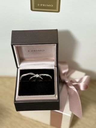 【アイプリモ(I-PRIMO)の口コミ】 婚約指輪と一緒に付けても違和感のないものと、ダイヤモンドがキラキラで…