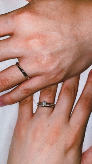 【アイプリモ(I-PRIMO)の口コミ】 どの角度からみてもキラキラ輝いています。
婚約指輪とセットで販売されて…