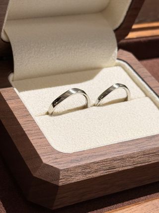 【TANZO.(鍛造指輪)の口コミ】 結婚指輪のデザインは、S字にすることで、シンプルながらも個性があり、飽…