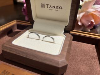 【TANZO.(鍛造指輪)の口コミ】 二人の手の形に合うようs字カーブで作成しました。石を外につけたくなかっ…