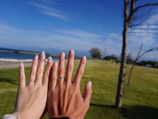 【出雲結(いずもゆい)の口コミ】 シンプルでつけやすいデザインの指輪です。
男性の方は加工が入っていて、…