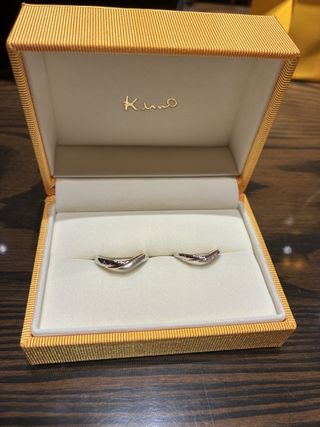 【ケイウノ ブライダル(K.UNO BRIDAL)の口コミ】 表側に筆記体のイニシャルが入っています。同じ指輪の形だけど、お互いに…