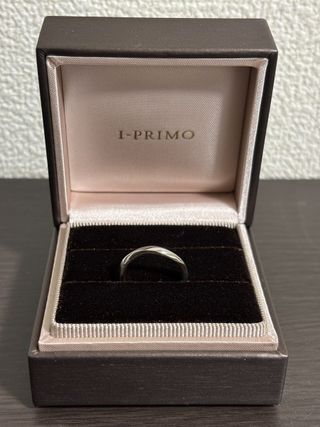 【アイプリモ(I-PRIMO)の口コミ】 シャープで日常使いしやすいデザイン。ラインが右下がりに入っているため…