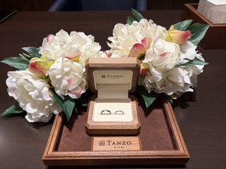 【TANZO.(鍛造指輪)の口コミ】 マット加工に自分の好きな青色の宝石を入れてもらいました。
裏にも刻印あ…