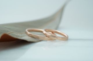 【THREE TREES(スリーツリーズ)の口コミ】 シンプルで主張しすぎず控えめなデザインだが、手作り特有の不規則な形と…