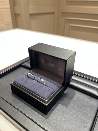 【ラザール ダイヤモンド(LAZARE DIAMOND)の口コミ】 シンプルでかっこいいデザインでした。女性と男性の指輪がペアであったの…