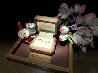 【TANZO.(鍛造指輪)の口コミ】 ミル打ちに5石のダイヤを入れてキラキラ感とクラシック感を入れました
王…