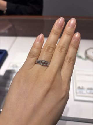 【銀座ダイヤモンドシライシの口コミ】 ウェーブとV字のデザインをベースに指輪探しをしており、その中でも1番イ…