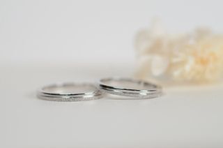 【CRAFY(クラフィ)の口コミ】 婚約指輪との重ね付けを意識しつつ、シンプルかつ上品なデザインとなるよ…