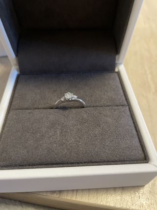 【Flowaves(フロウェーブス)の口コミ】 この指輪わとてもシンプルですかダイヤの迫力感はしっかりと残されていて…