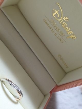 【ケイウノ ブライダル(K.UNO BRIDAL)の口コミ】 写真だとわかりずらいが、少し捻れているので、個性のあるデザインになっ…