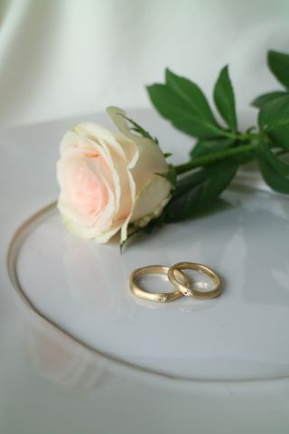 【atelier ST, CAT(アトリエ エスティーキャット)の口コミ】 2人で一緒にデザインを選びました。
まずはリングの形は少し湾曲した円に…