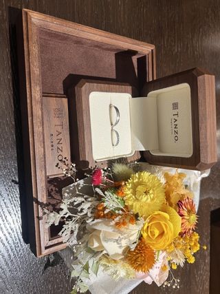 【TANZO.(鍛造指輪)の口コミ】 名前を漢字で刻印した。
裏側にお互いの誕生石を埋め込んだ。
表面の加工…