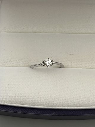 【ソフィフェリエの口コミ】 3つのダイヤがついた王道デザインです。メインの横にも小粒のダイヤがつい…