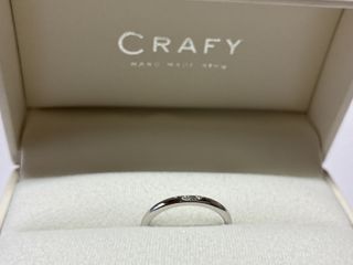 【CRAFY(クラフィ)の口コミ】 誕生石を入れて貰いました。主人の指輪と合わせて3つ入れられるとの事で、…