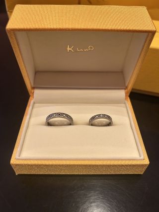 【ケイウノ ブライダル(K.UNO BRIDAL)の口コミ】 デザインはお互いのイニシャルを入れました。最初は色味で迷ってましたが…