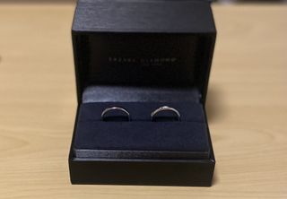 【ラザール ダイヤモンド(LAZARE DIAMOND)の口コミ】 Vラインで指が長く美しく見えるのがポイントです。指に自然に馴染むのも素…