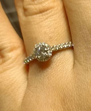 【銀座ダイヤモンドシライシの口コミ】 デザインは王道ですが、ダイヤモンドの輝きがとても素晴らしいと思いまし…