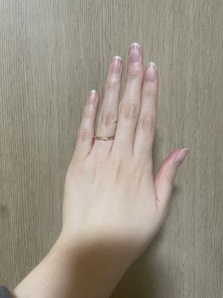 【アイプリモ(I-PRIMO)の口コミ】 ウェーブの絶妙さが指にフィットします。中央の３子連なっているダイヤが…