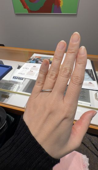 【銀座ダイヤモンドシライシの口コミ】 手の骨格的にウェーブが似合うと教えてくれたので、ウェーブ指輪を探して…