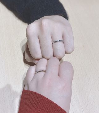 【出雲結(いずもゆい)の口コミ】 シンプルで普段使いしやすいデザインであること。指輪表面の加工感を細か…