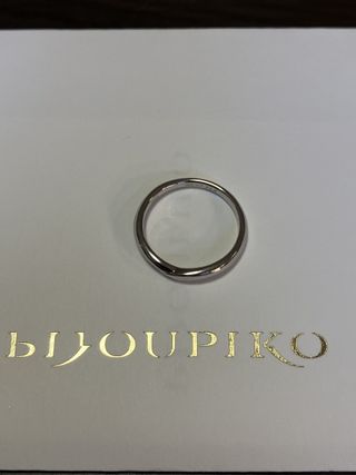 【TOWA(永遠)の口コミ】 手と手が合わさっているような雰囲気。
とてもシンプルで女性の方のリング…