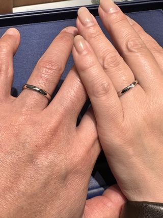 【銀座ダイヤモンドシライシの口コミ】 指輪のデザインは様々ありましたが、シンプルなデザインでメタルの質感で…