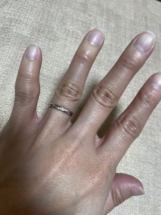 【insembre(インセンブレ)の口コミ】 斜めにダイヤが入っていて、指長効果もあるみたいです。付け心地もよく、…