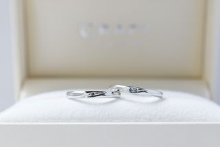 【CRAFY(クラフィ)の口コミ】 プラチナのシンプルなデザインにダイヤを1石。指に優しくフィットして、動…