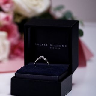 【ラザール ダイヤモンド(LAZARE DIAMOND)の口コミ】 石の高さがそこまで高くなく重ね付けしやすいです。
重ね付けの写真はウィ…