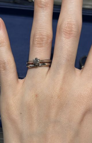 【銀座ダイヤモンドシライシの口コミ】 定番スタイルの婚約指輪だと思いました。横から見ると手を取り合っている…