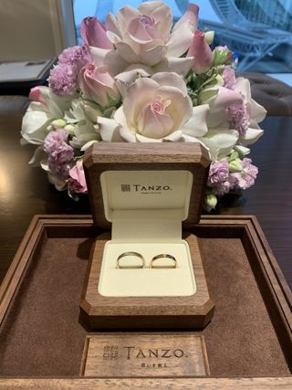【TANZO.(鍛造指輪)の口コミ】 それぞれお互いが好きなデザインにしました。
片方はダイヤが入っていてピ…